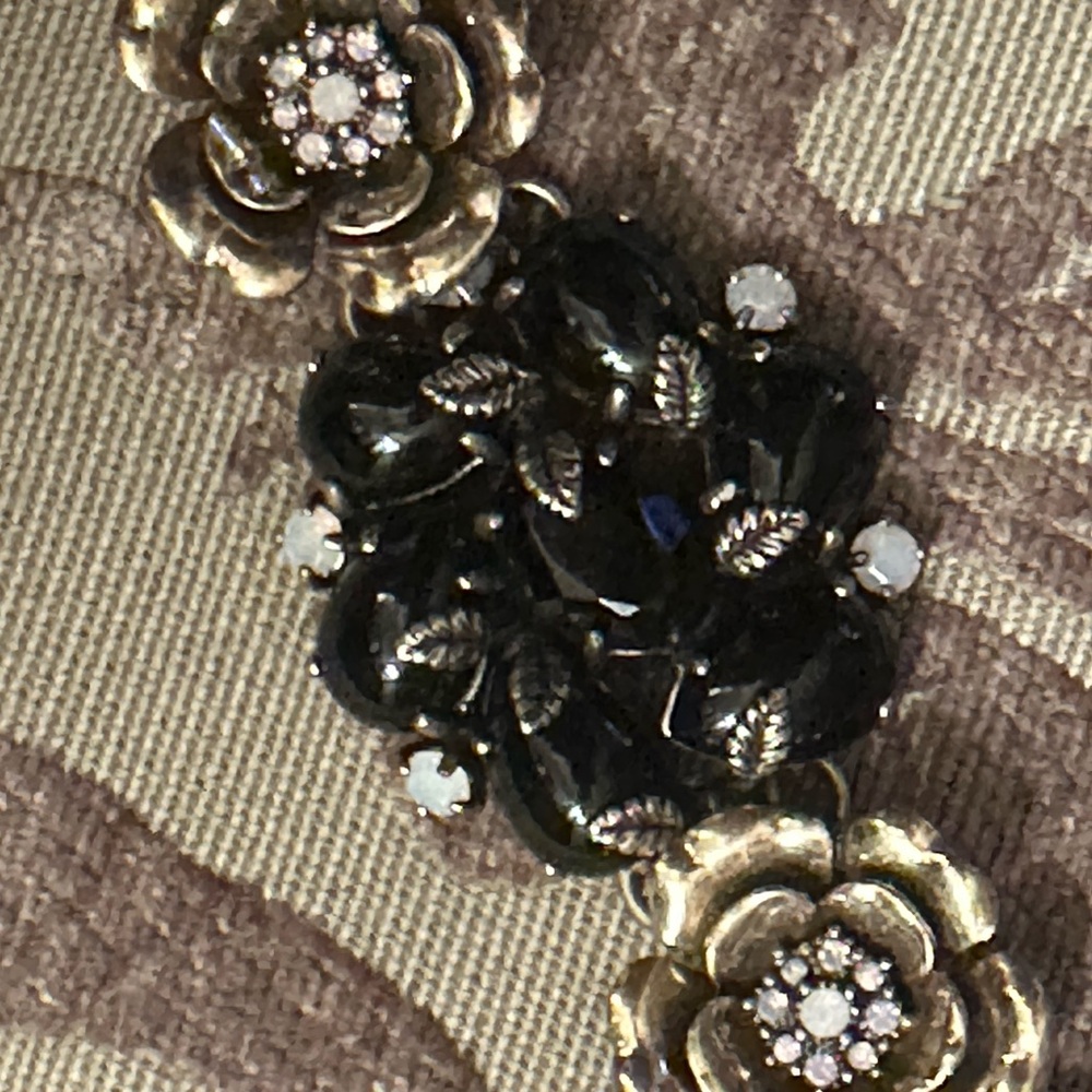 Exquisite Chloe + Isabel Black and Goldtone Floral Bracelet Intricate Accents - Picture 12 of 16